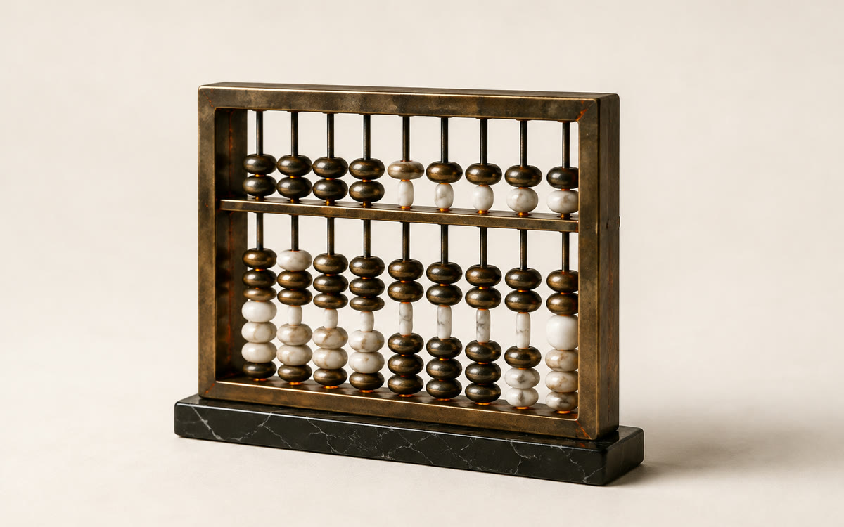 Ábaco de bronze com contas de mármore e bronze, sobre base de mármore preto, com brasa âmbar nos trilhos
